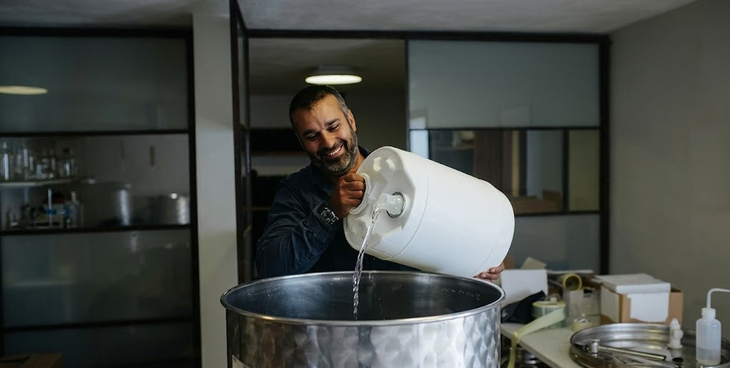 גבר שופך אתנול למיכל 