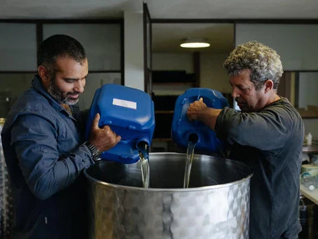 עובדים במפעל של נוביקס