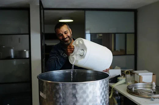 עובד במפעל נוביקס