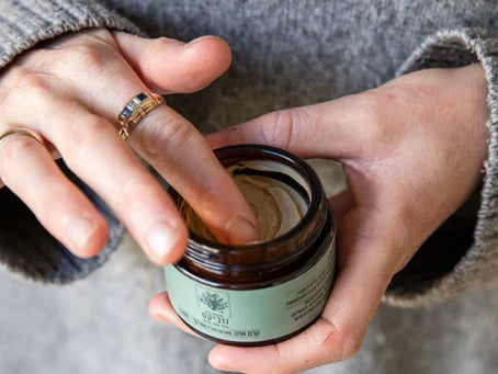 אצבע מורחת קרם אזוב